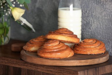 Ahşap tahta tatlı tarçın rulo ile