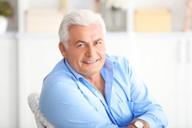 Yakışıklı olgun adam.