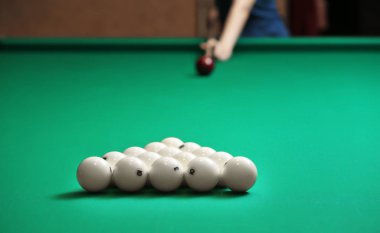 Masada bilardo topları arka plan üzerinde bulanık kadınla Piramidi