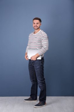 Bilgisayarlı genç adam