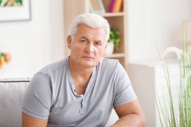 Yakışıklı olgun adam.