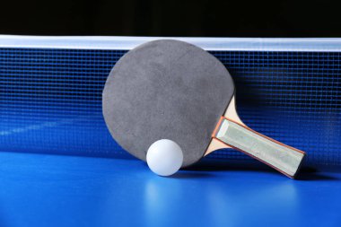 Ping pong raket ve top tablo net yakınındaki
