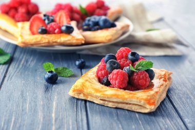 Ahududu ve yaban mersini pasta