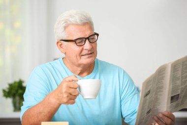 Yakışıklı olgun adam.