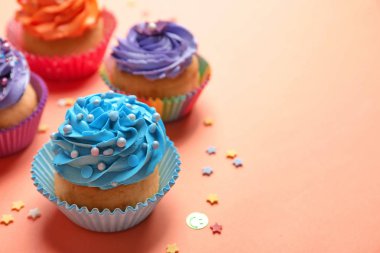 Renk üzerinde lezzetli kek