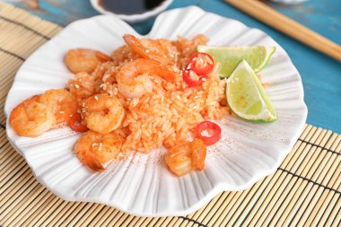 Lezzetli ile tabak karides kızarmış pilav