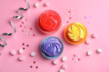 Renk üzerinde lezzetli kek