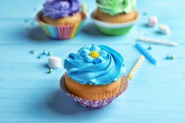 Tahta masada lezzetli bir kek.