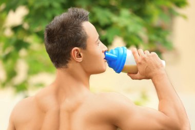 Protein shake ile yakışıklı genç 