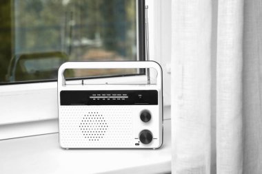 Pencere pervazına Retro radyo