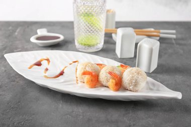 Lezzetli ile tabak karides kızarmış pilav