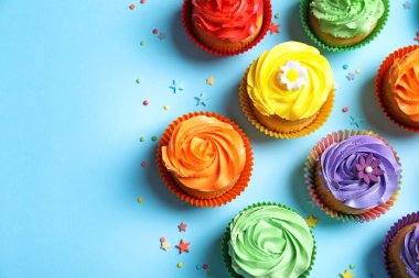 Renk üzerinde lezzetli kek