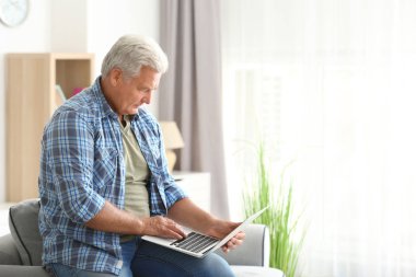 Yakışıklı olgun adam.