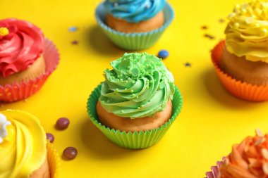 Renk üzerinde lezzetli kek