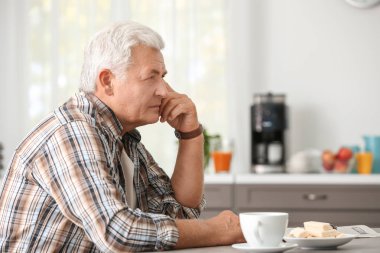 Yakışıklı olgun adam.
