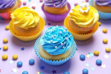 Renk üzerinde lezzetli kek