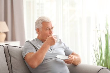 Yakışıklı olgun adam.