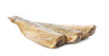 Beyaz zemin üzerine konserve balık