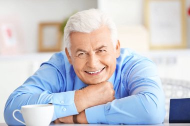 Yakışıklı olgun adam.