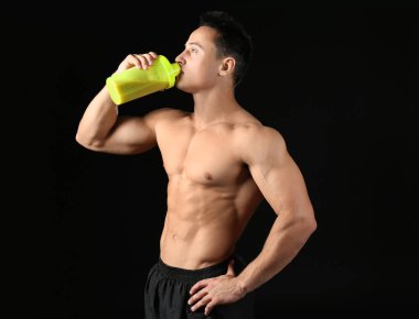 Protein shake ile yakışıklı genç