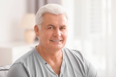 Yakışıklı olgun adam.