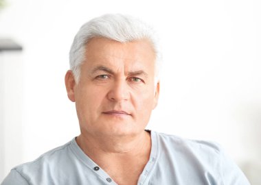 Yakışıklı olgun adam.