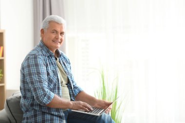 Yakışıklı olgun adam.