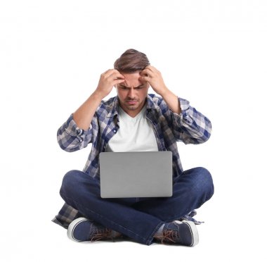 Bilgisayarlı genç adam