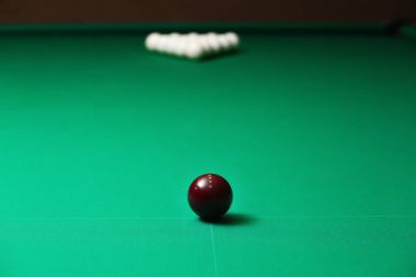 Yeşil masada bilardo topu.
