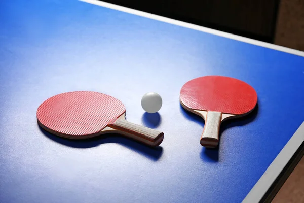 Duas raquetes de pingue-pongue e bola na mesa — Fotografia de Stock