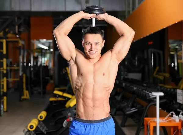 Musclé homme entraînement avec haltère dans la salle de gym — Photo