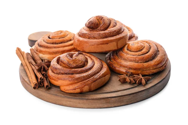 Plateau en bois avec rouleaux de cannelle sucrée — Photo