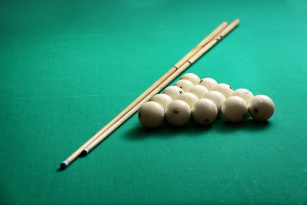 Pyramid of billiard balls and cues on table — Stock Photo, Image