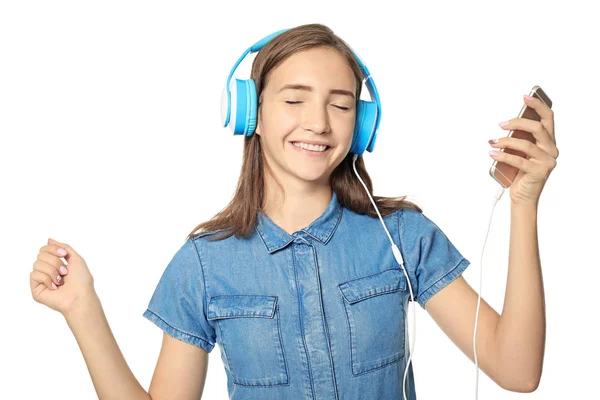 Atractiva adolescente escuchando música, aislada en blanco — Foto de Stock