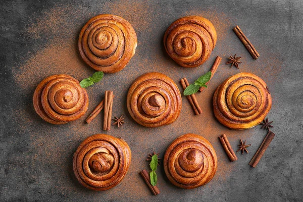 Rolos de canela doce na mesa — Fotografia de Stock