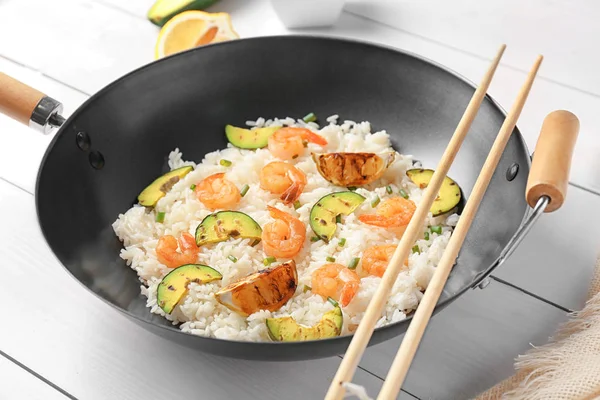 Sartén con delicioso arroz frito de camarones — Foto de Stock