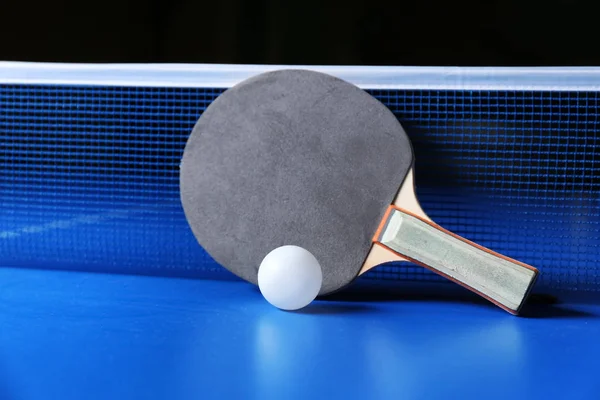 Ping pong raket ve top tablo net yakınındaki