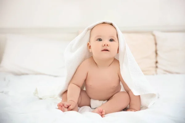 Babyjongen op bed — Stockfoto