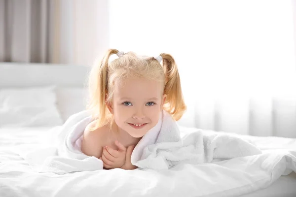 Χαριτωμένο Μικρό Κορίτσι Πετσέτα Στο Κρεβάτι Στο Σπίτι — Φωτογραφία Αρχείου
