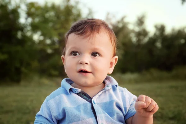 Bébé garçon mignon, en plein air — Photo