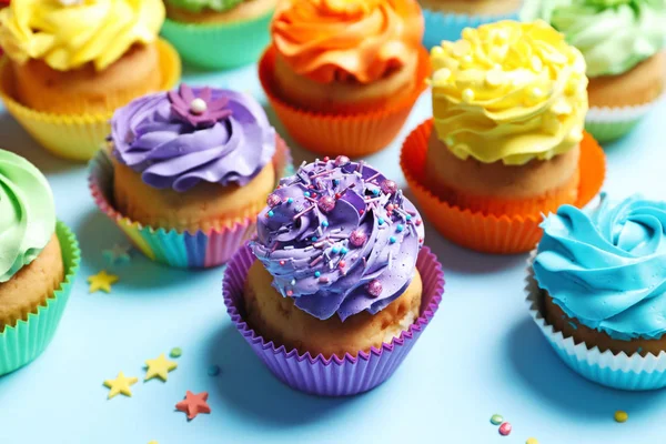 Вкусные кексы на цвет — стоковое фото