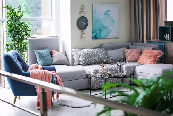 Vardagsrum med bekväma möbler — Stockfoto