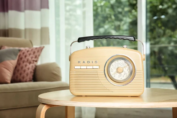 Retro radio op tafel — Stockfoto