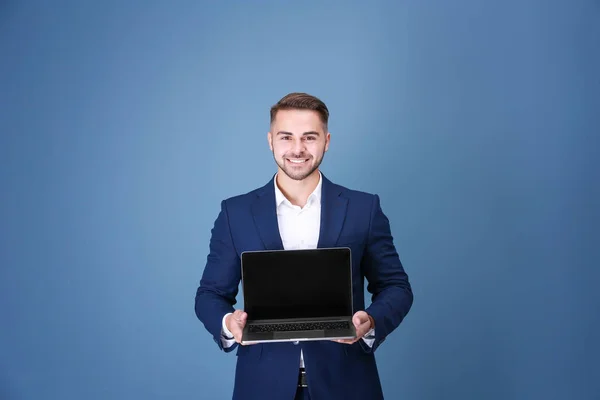 Jovem com laptop — Fotografia de Stock