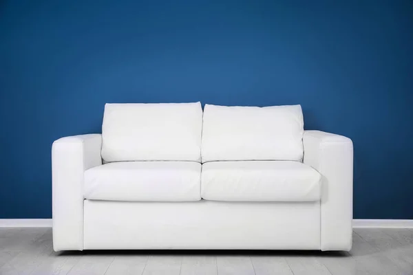 Wygodna sofa z poduszkami — Zdjęcie stockowe