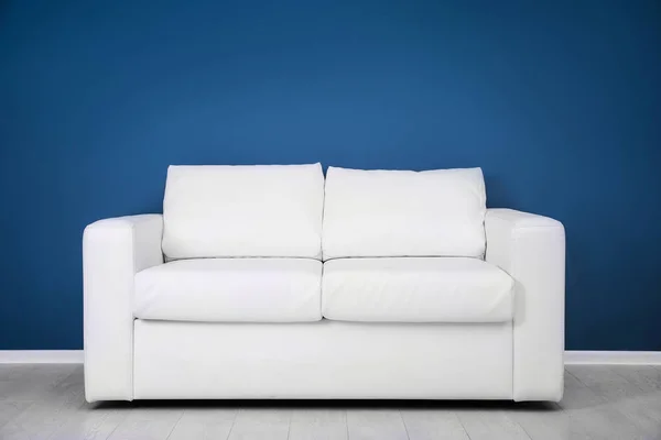 Bequemes Sofa mit Kissen — Stockfoto