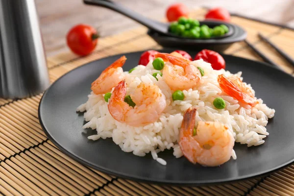 Plaat met heerlijke garnalen gebakken rijst — Stockfoto