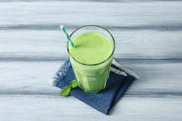 Verre avec milkshake vert — Photo