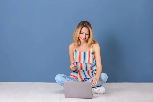 Jovem mulher com laptop — Fotografia de Stock