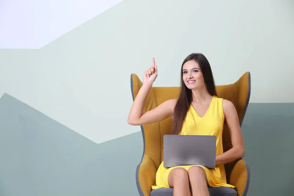 Jovem mulher com laptop — Fotografia de Stock